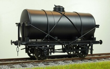 R32-A 14 ton oil tanker black plain